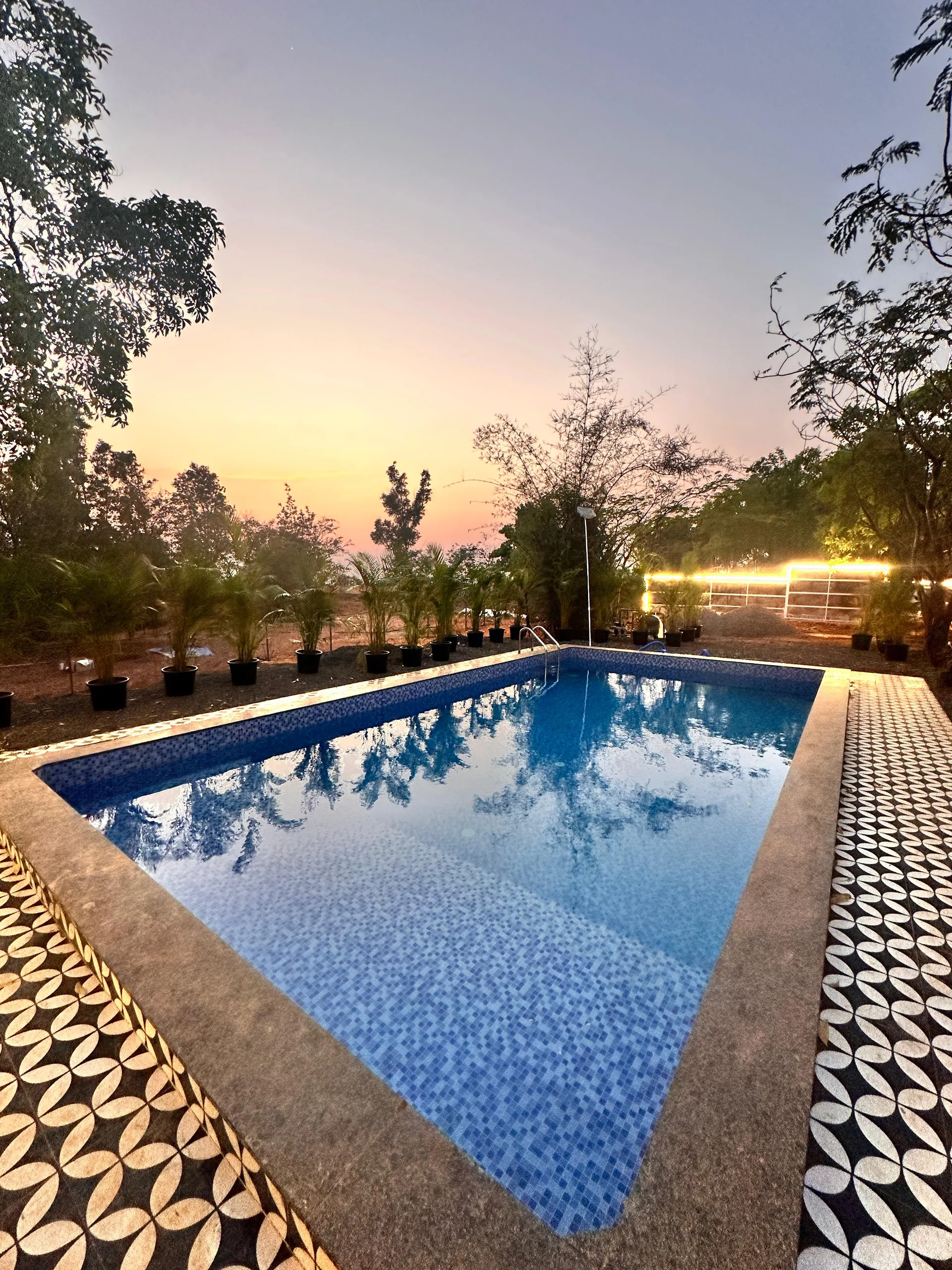 Pearl White Pearl White Poolside (2)
