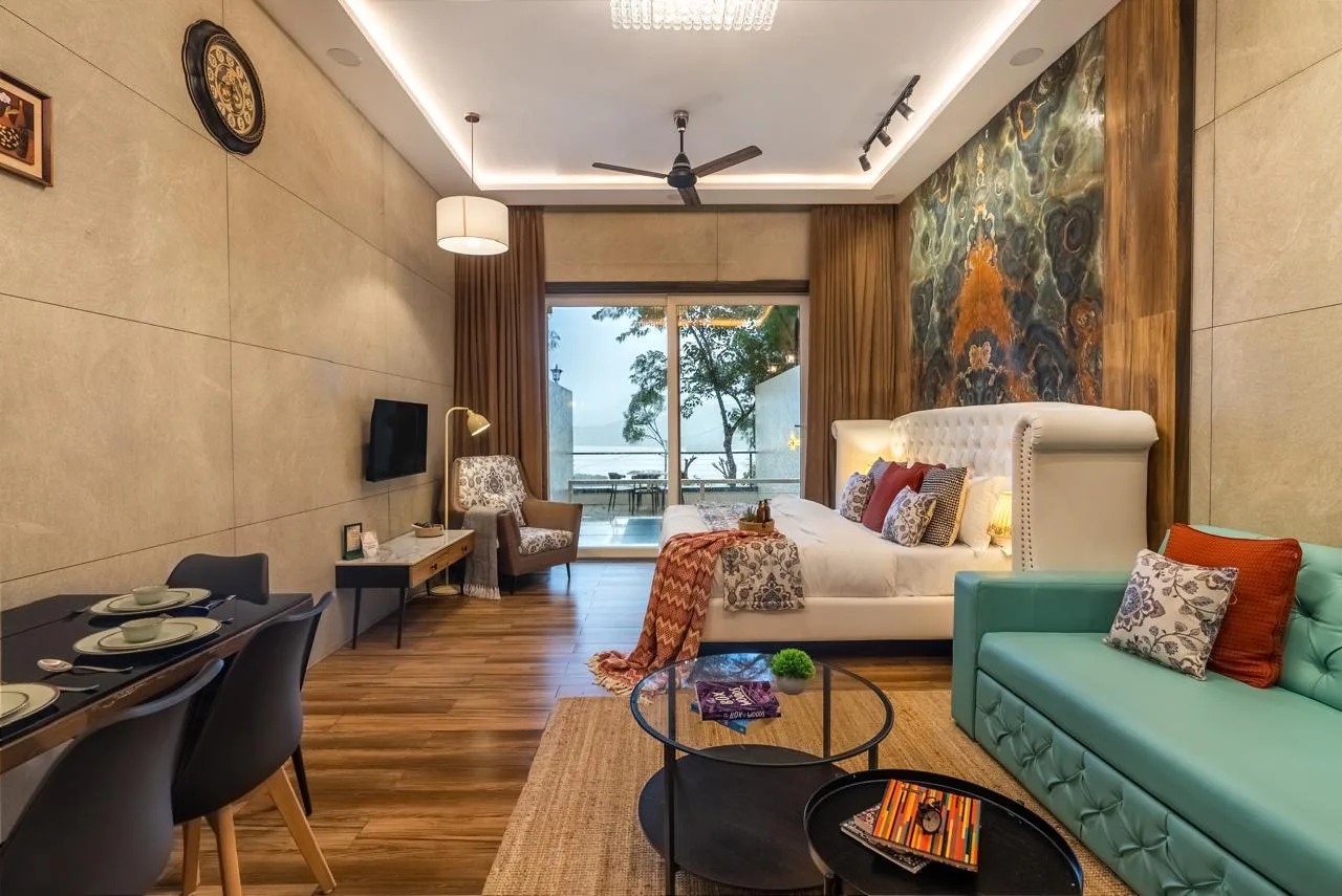 La Sole – Couple Lakeview Suites 1 front