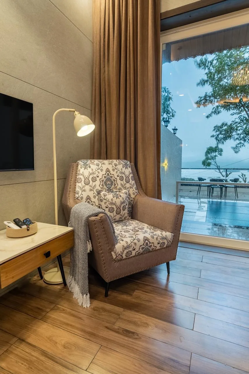 La Sole – Couple Lakeview Suites preview 3