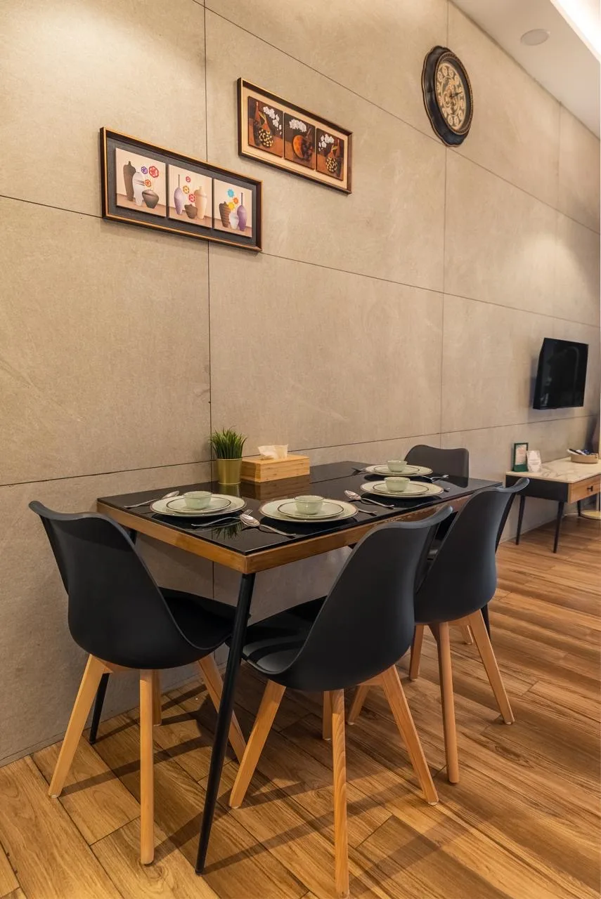La Sole – Couple Lakeview Suites dining