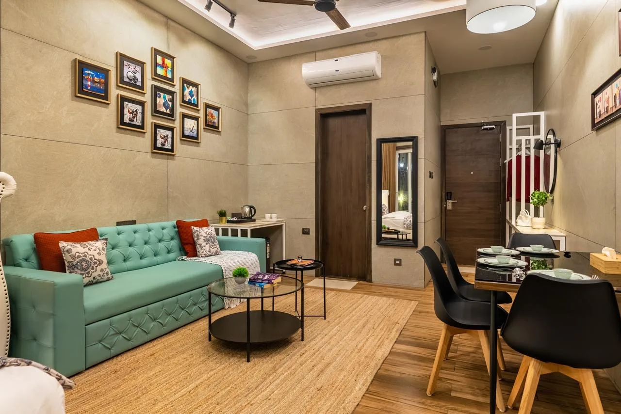 La Sole – Couple Lakeview Suites entrance