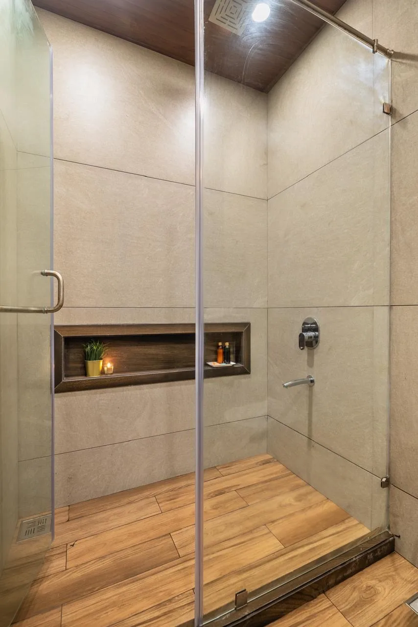 La Sole – Couple Lakeview Suites shower