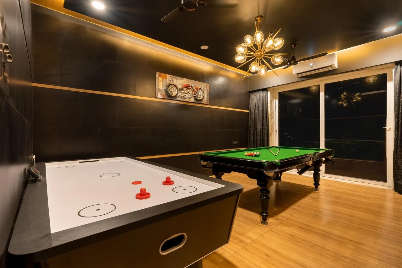 Water Ski Waterski Games and Disco Room (2)