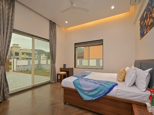 Amaze Amaze Bedroom (1)