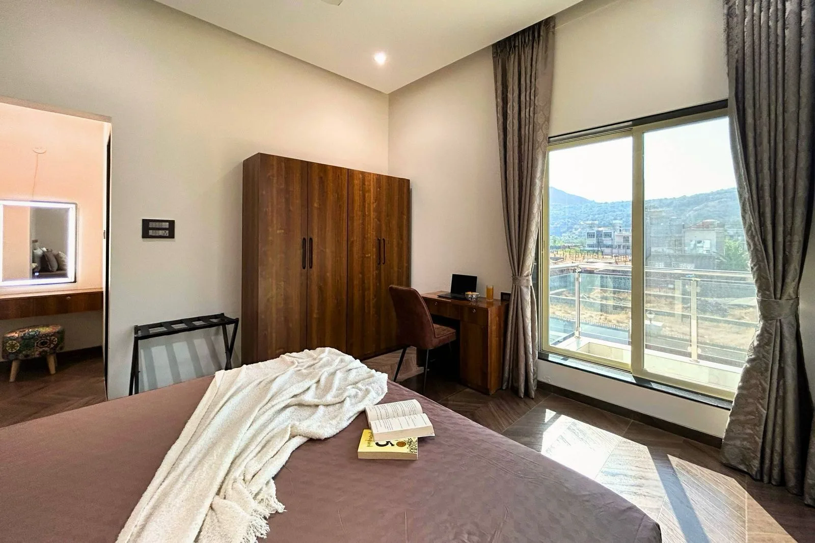 Amaze Amaze Bedroom (5)