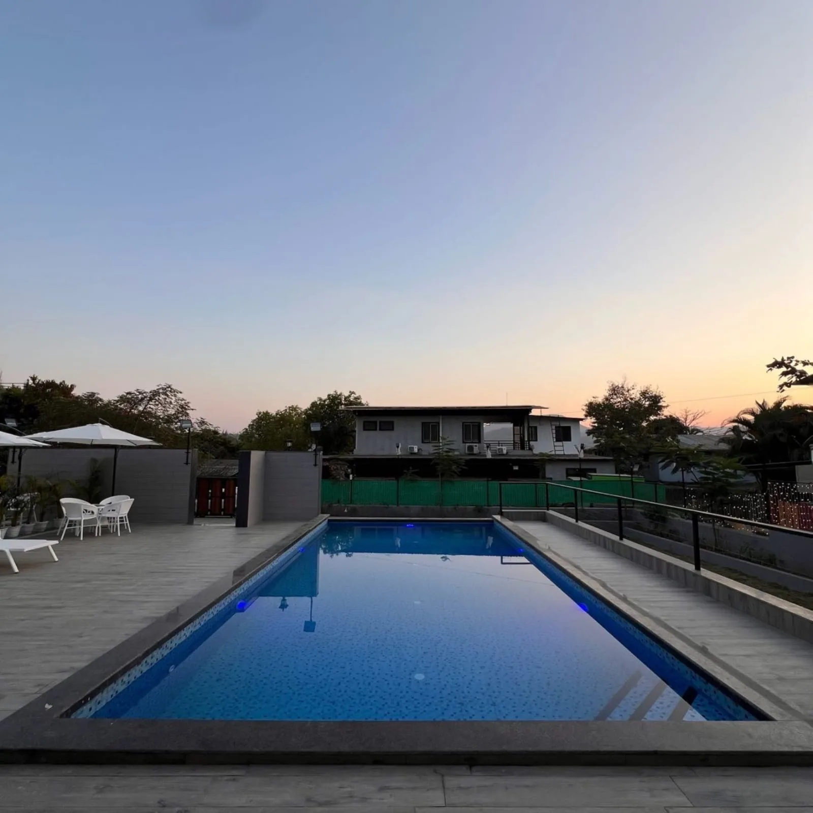 Twin Castle - Queen Twin Castle Queen Pool